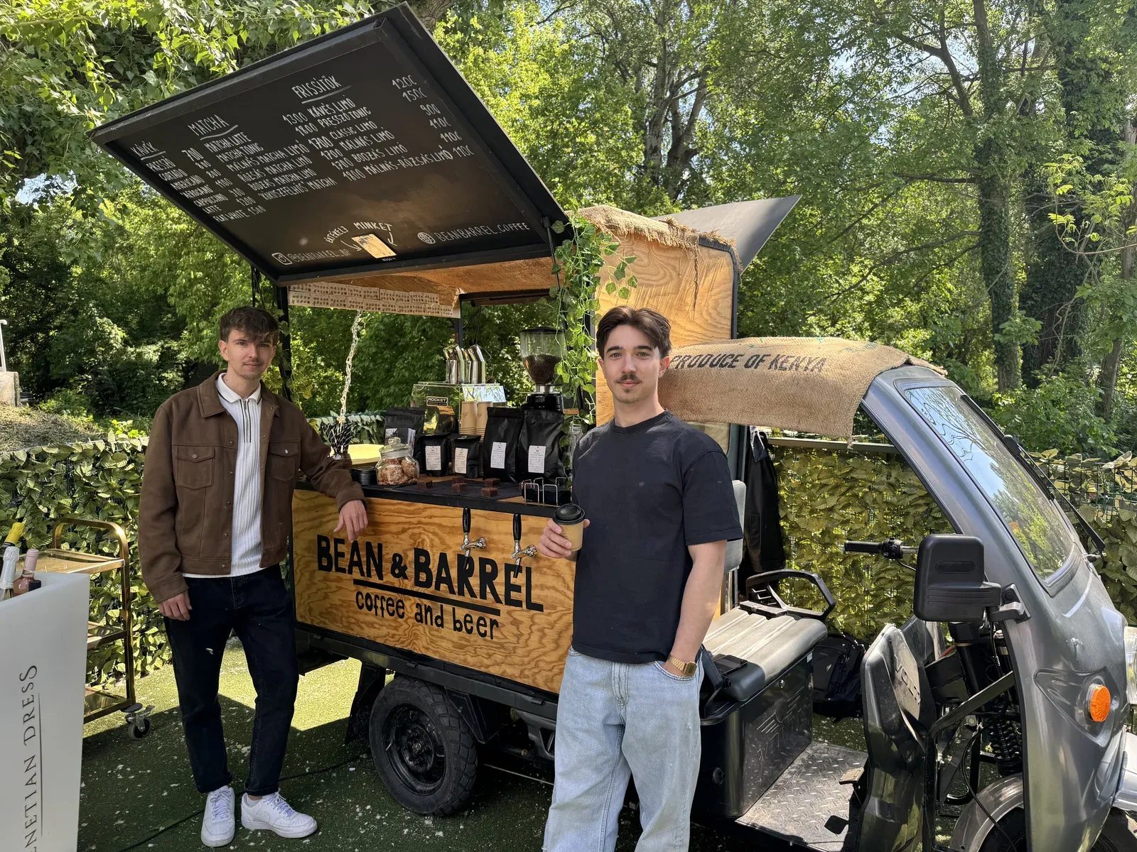 Bean & Barrel csapat a tuktuk előtt