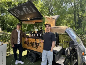 Bean & Barrel csapat a tuktuk előtt